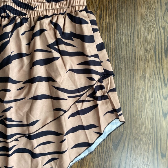 🔹New🔹Tan Animal Print Skirt - Picture 3 of 6